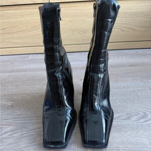 L’intervalle Black Patent Leather Booties